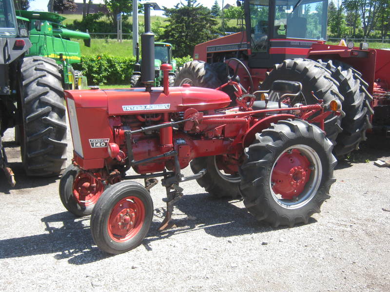 International 140 Tractor 